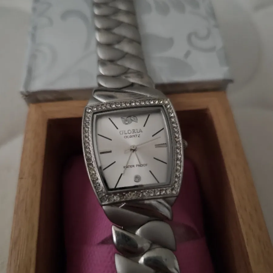 ساعت نگین دار