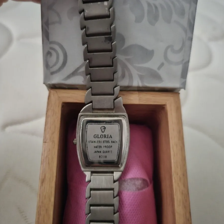 ساعت نگین دار