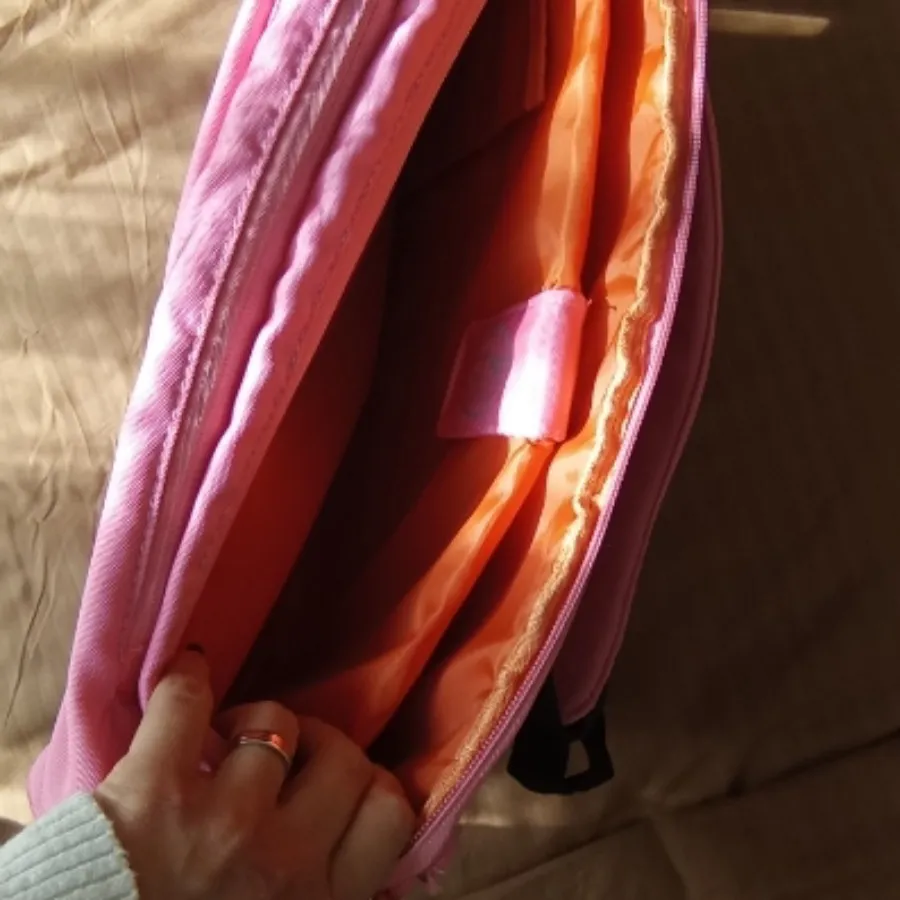 کوله پشتی دارای جای لبتاب