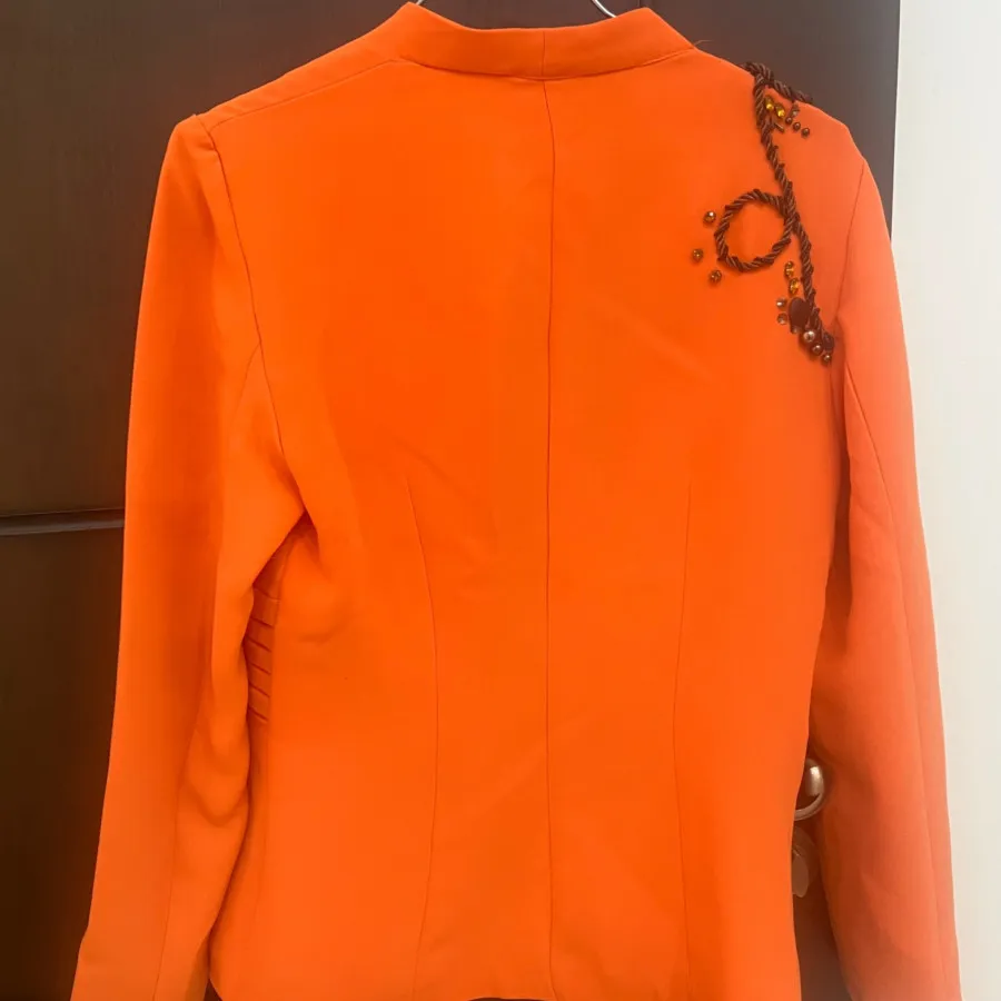کت مجلسی نارنجی پر کار