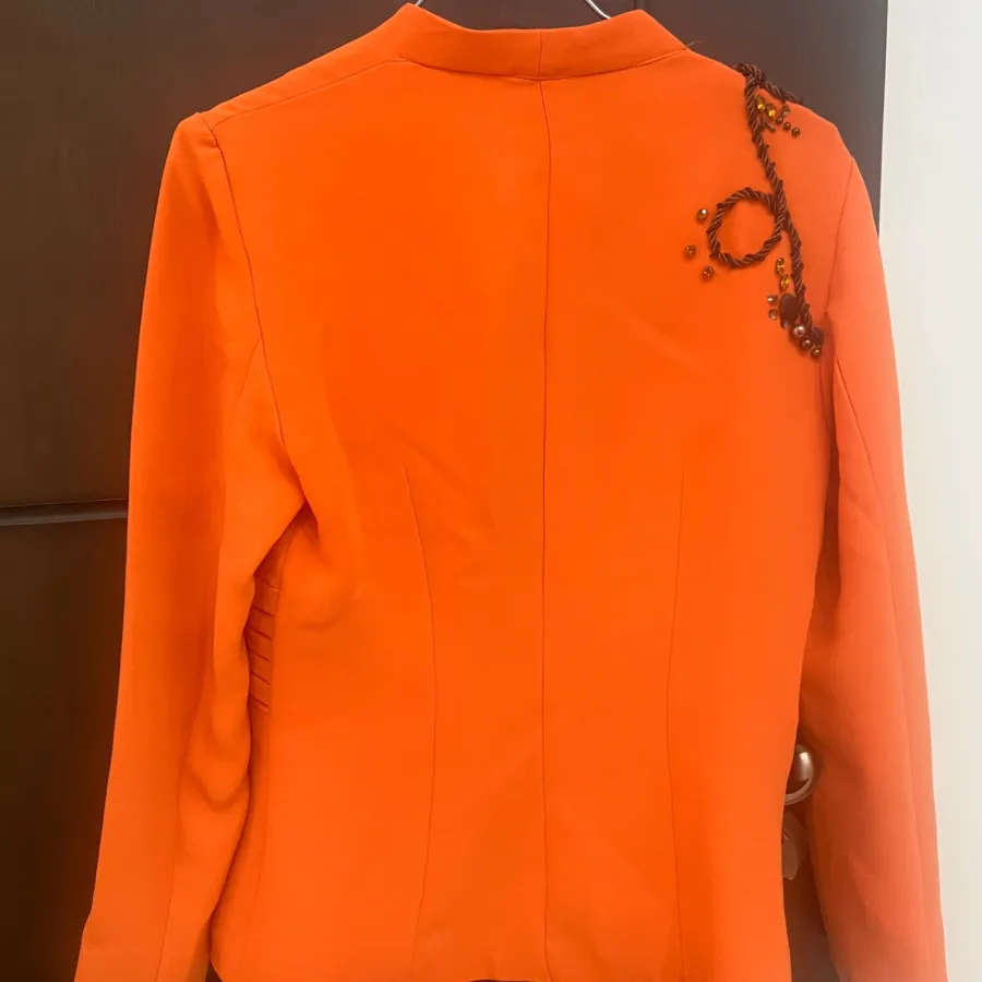 کت مجلسی نارنجی پر کار