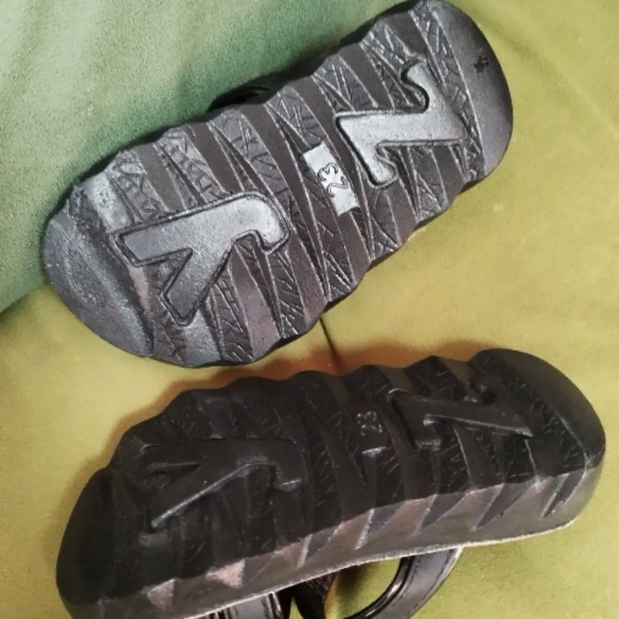 صندل چرم بچگانه