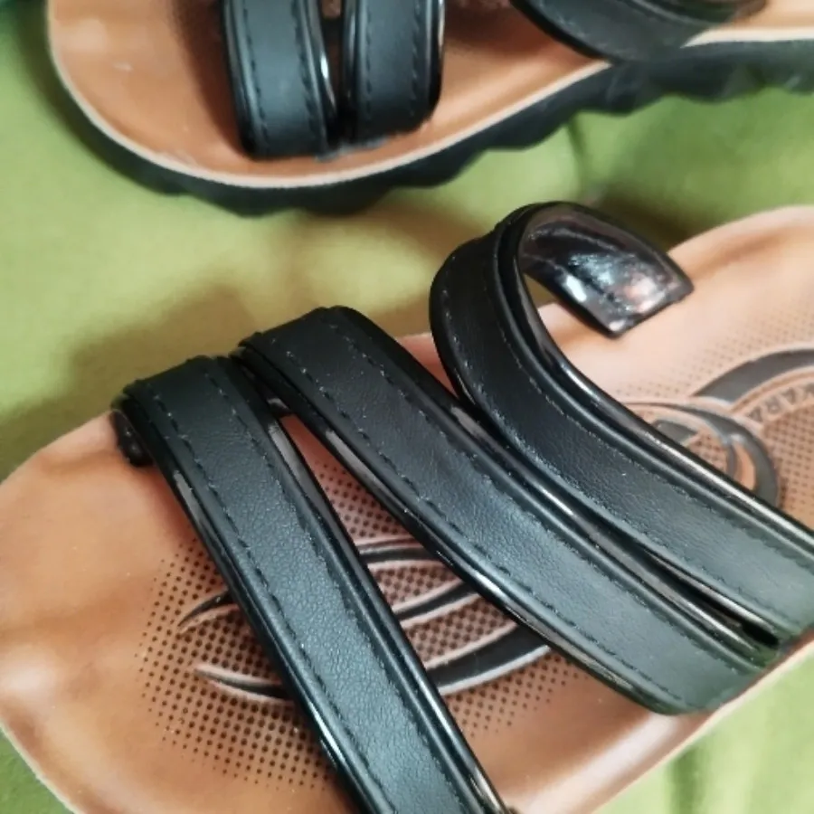 صندل چرم بچگانه