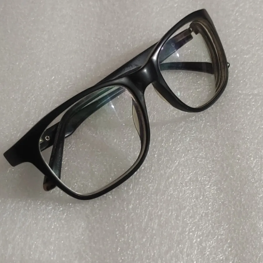 عینک طبی کارکرده