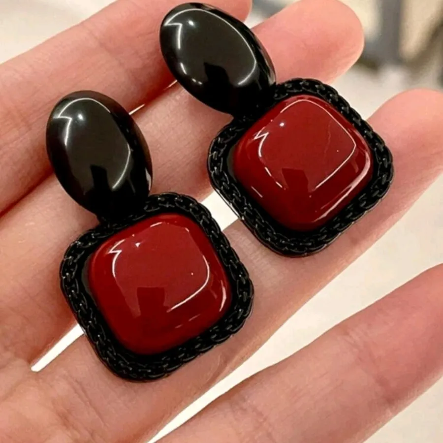 گوشواره قرمز، مشکی