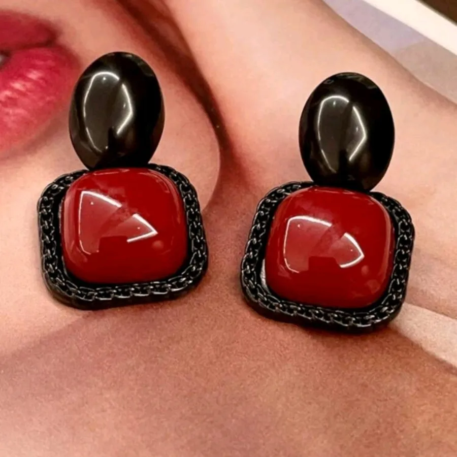 گوشواره قرمز، مشکی