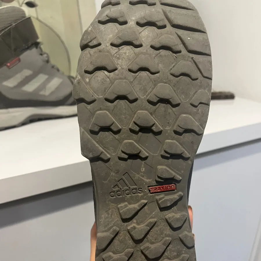 کفش کوه ادیداس