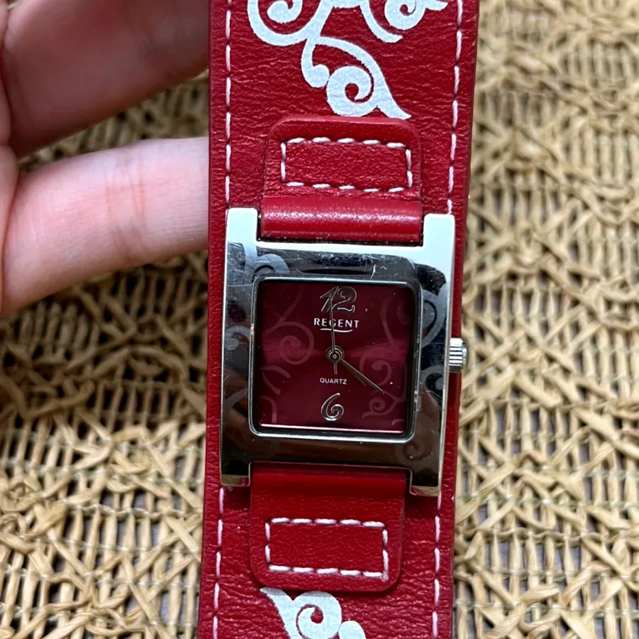 ساعت چرم زرشکی