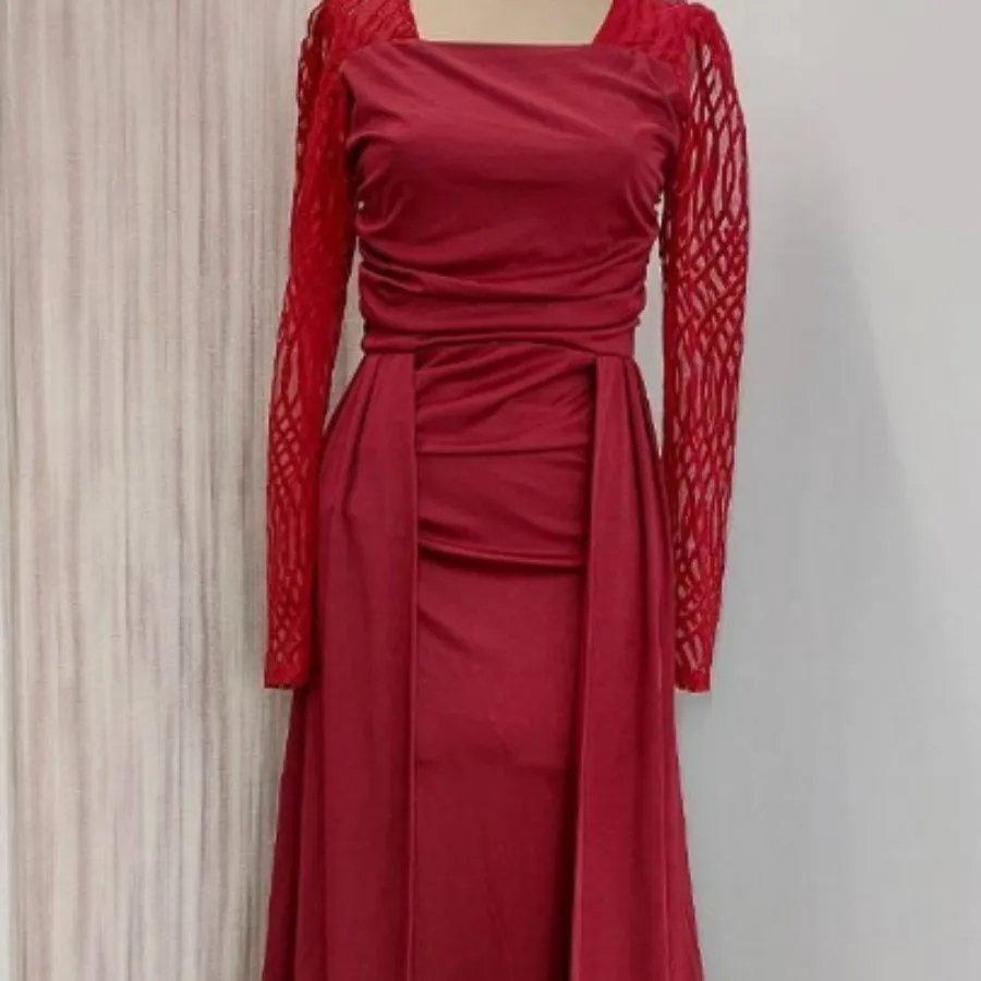 پیراهن مجلسی پوشیده