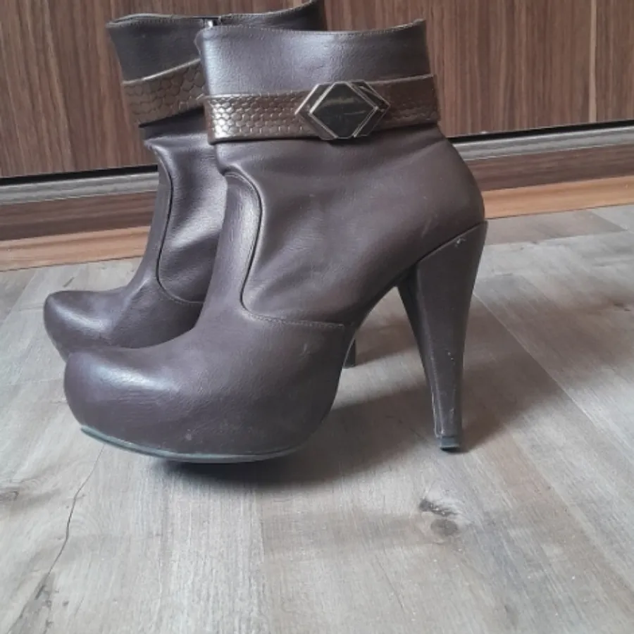 نیم بوت پاشنه دار