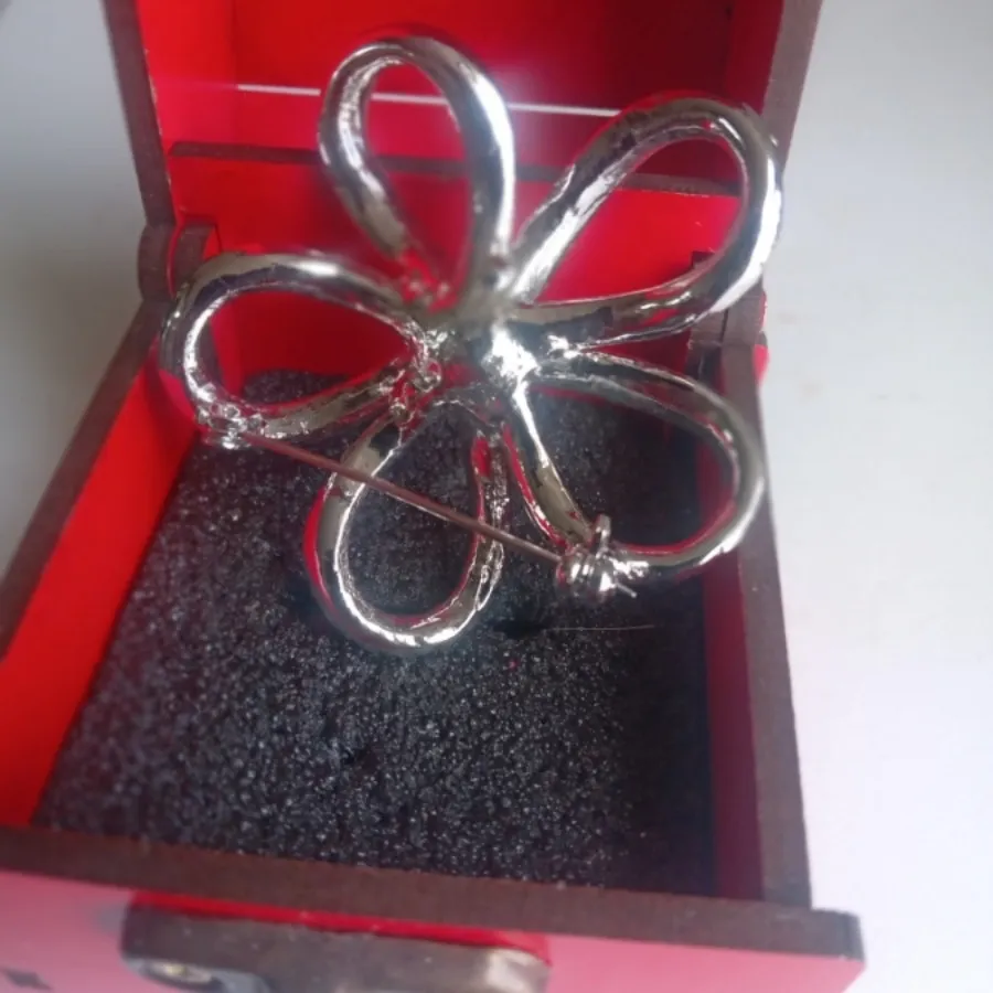 گل سینه زیبا