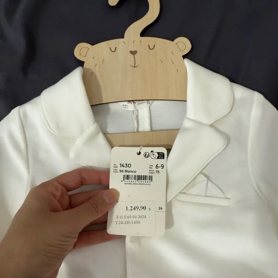 کت سفید نوزادی