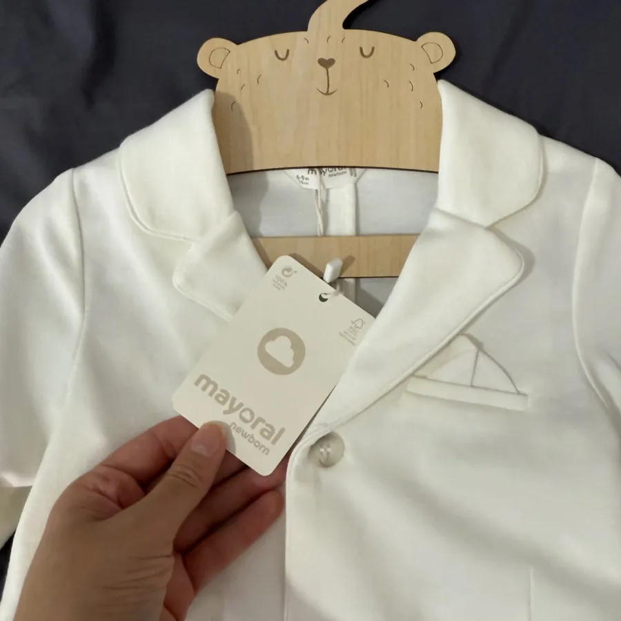 کت سفید نوزادی