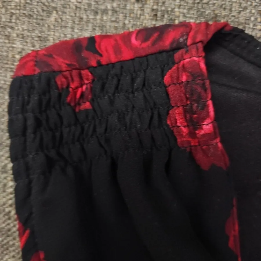 پیراهن گل سرخ