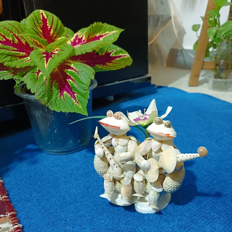 مجسمه صدفی دوستان هنرمند
