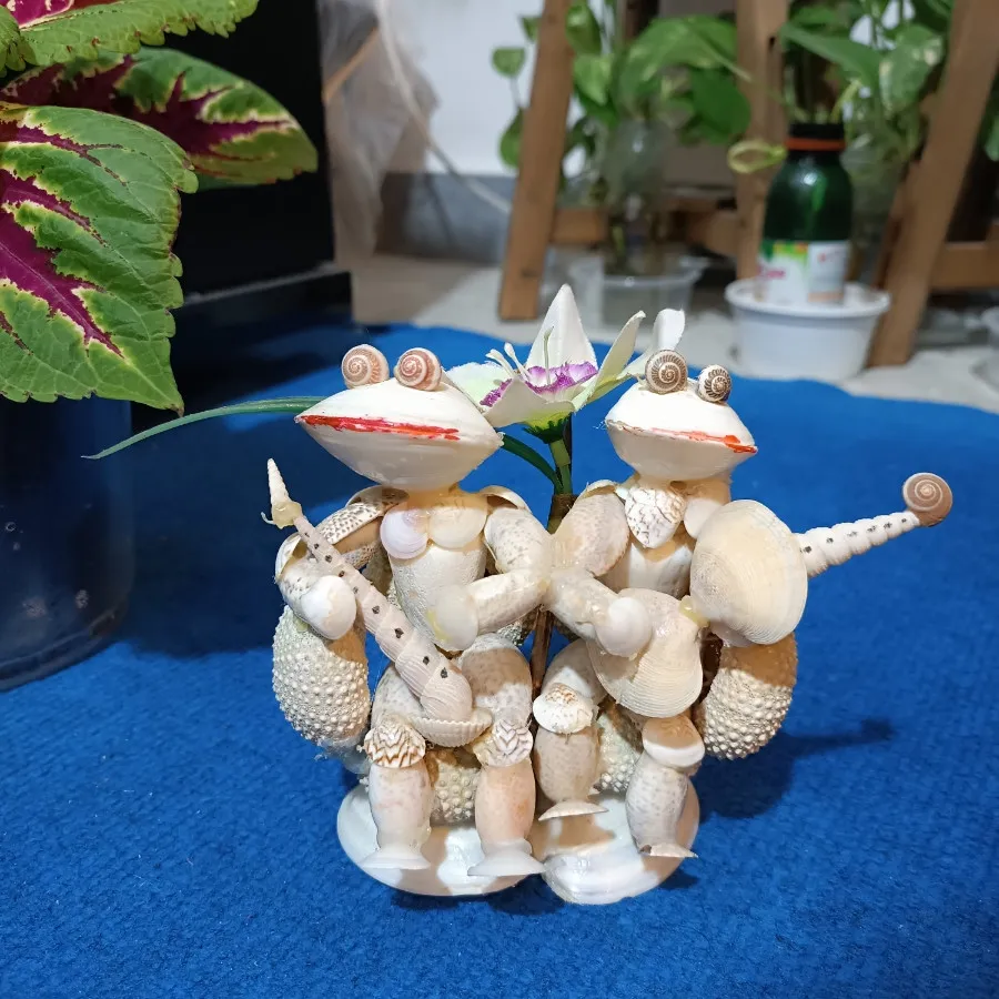 مجسمه صدفی دوستان هنرمند
