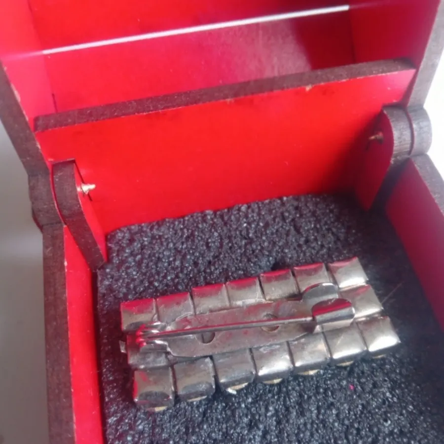 گل سینه نگین دار