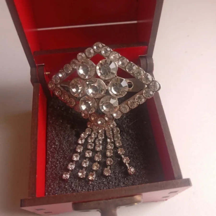 گل سینه نگینی زیبا