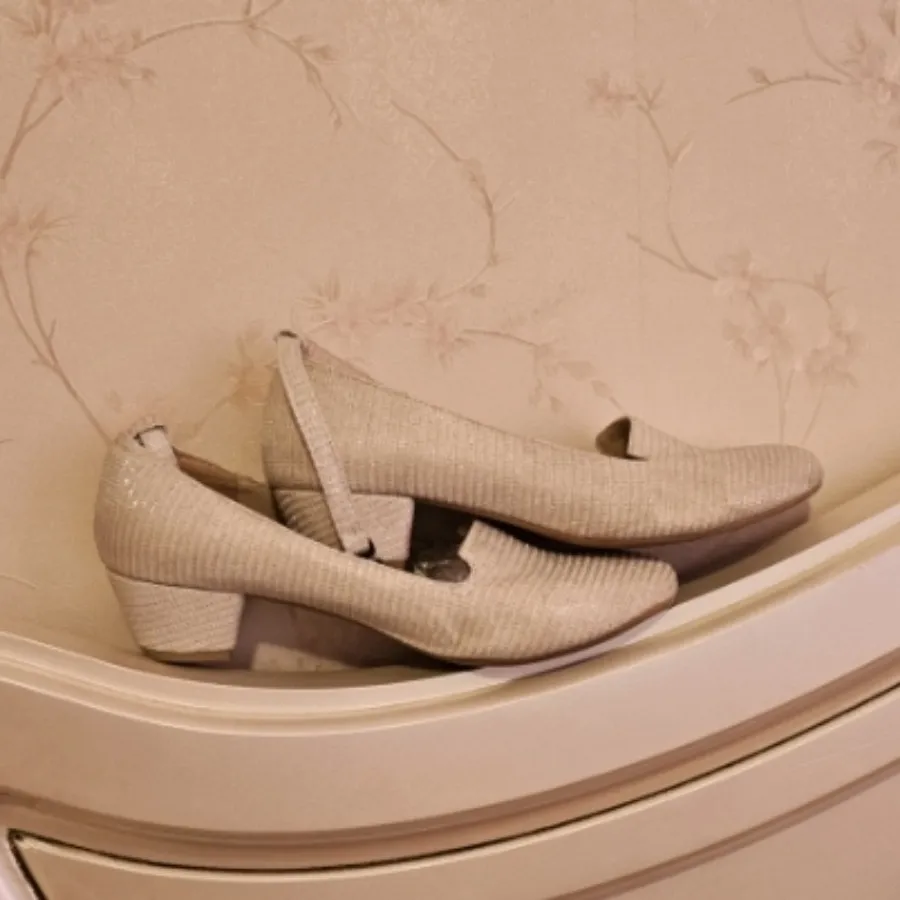 کفش سفید شیری