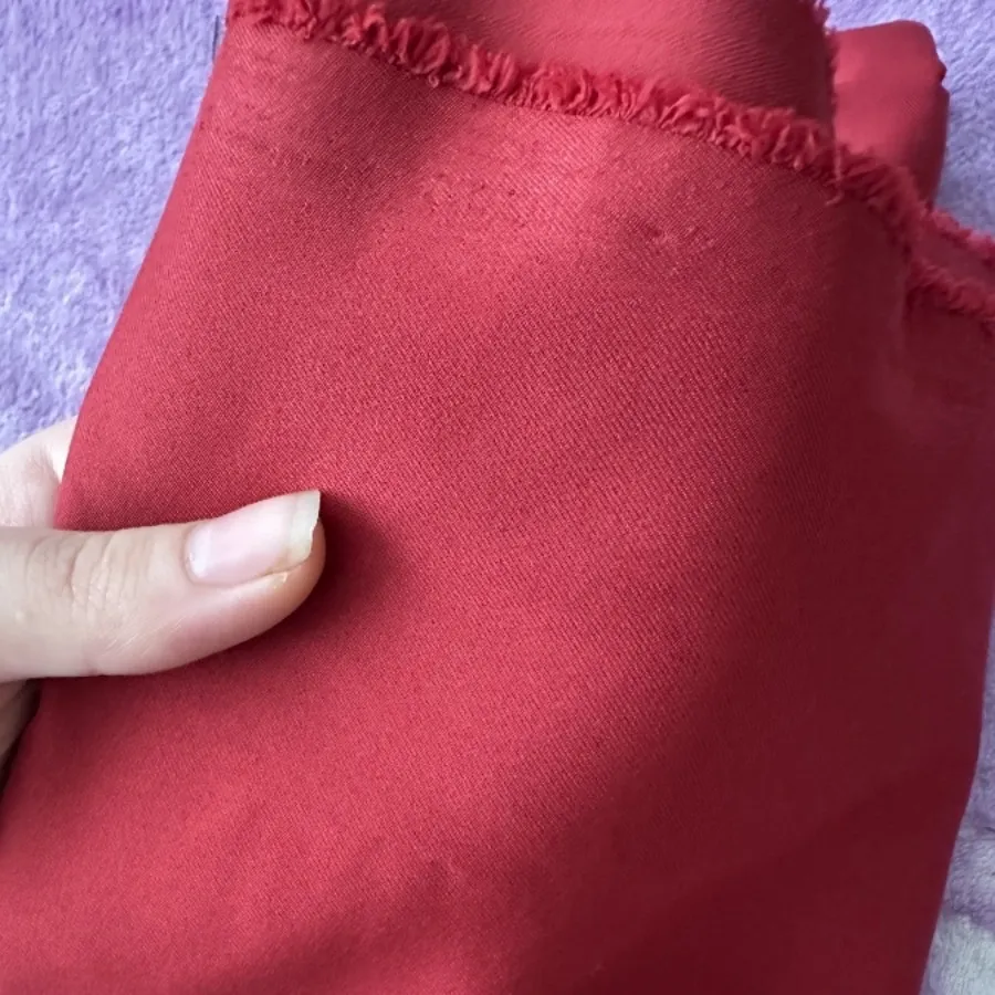 پارچه کرپ کجراه زرشکی