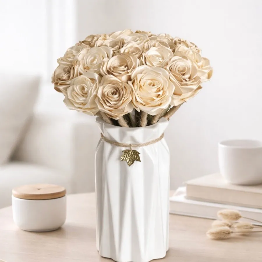 گل رز مینیاتوری با گلدان