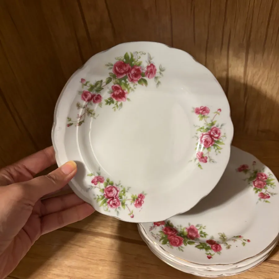 ظرف گل سرخی