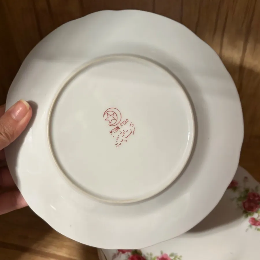 ظرف گل سرخی