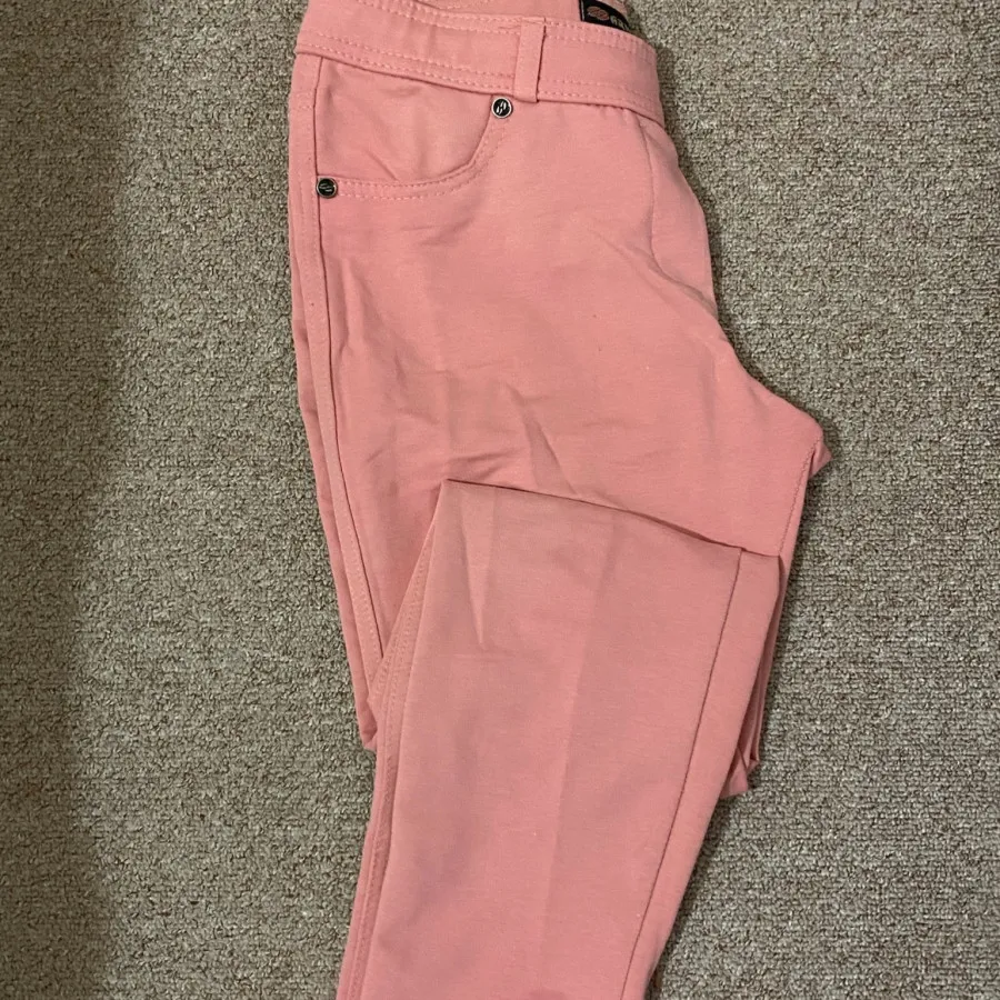 دوتا شلوار سفید و صورتی