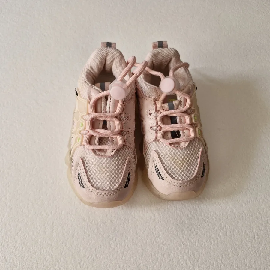 کفش کتونی بچگانه