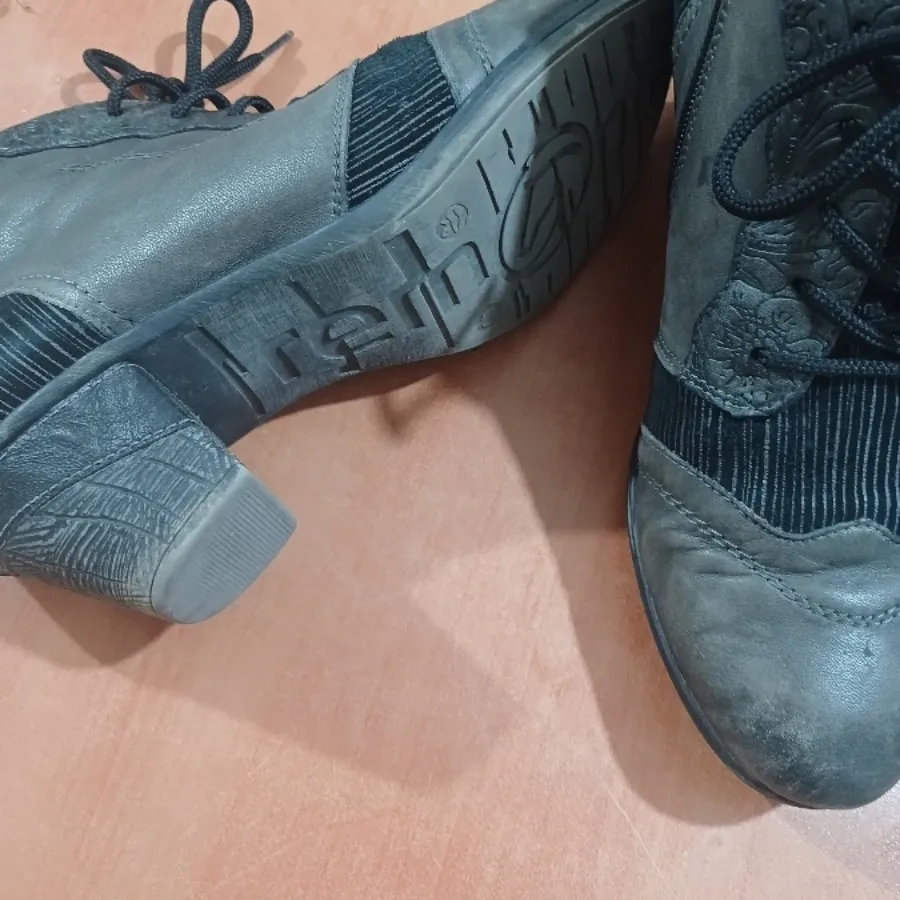 نیم بوت عالی در حد نو