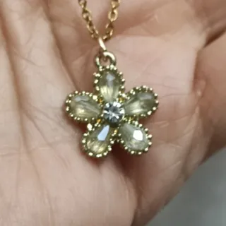 گردنبند زیبای گل نگین دار