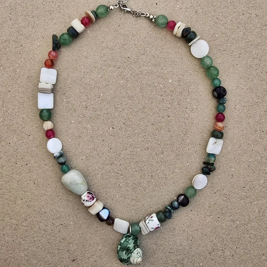 گردنبند سبز و صورتی