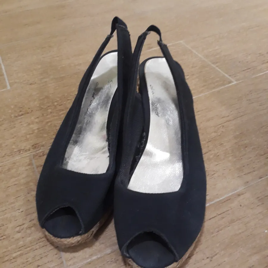 کفش سرمه ای پاشنه کنفی 37