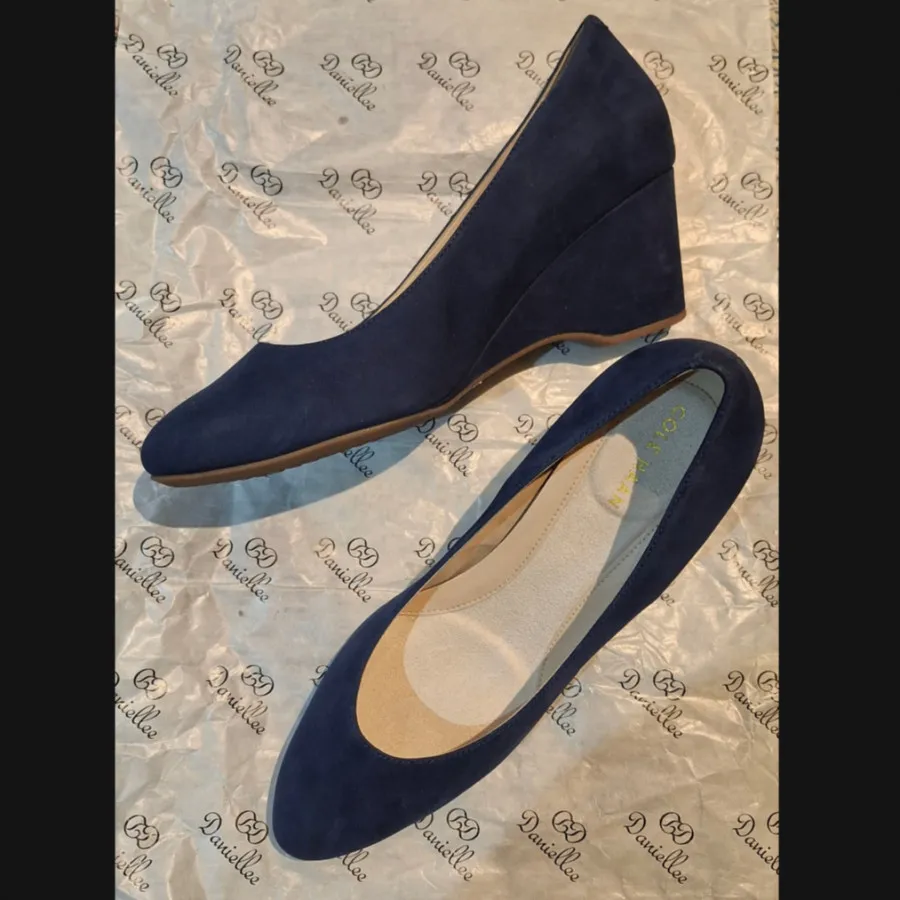 کفش سرمه ای