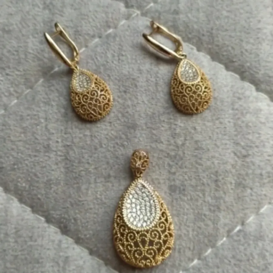 پلاک وگوشواره