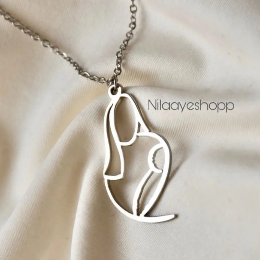 گ دنبند در آغوش مادر