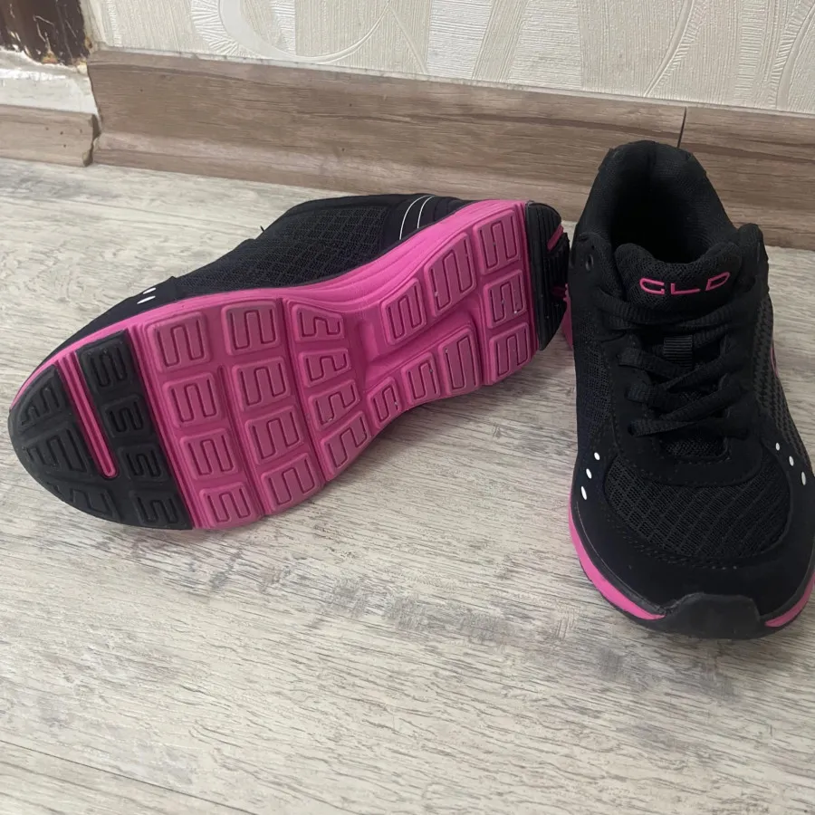 کفش سیاه‌اسپورت