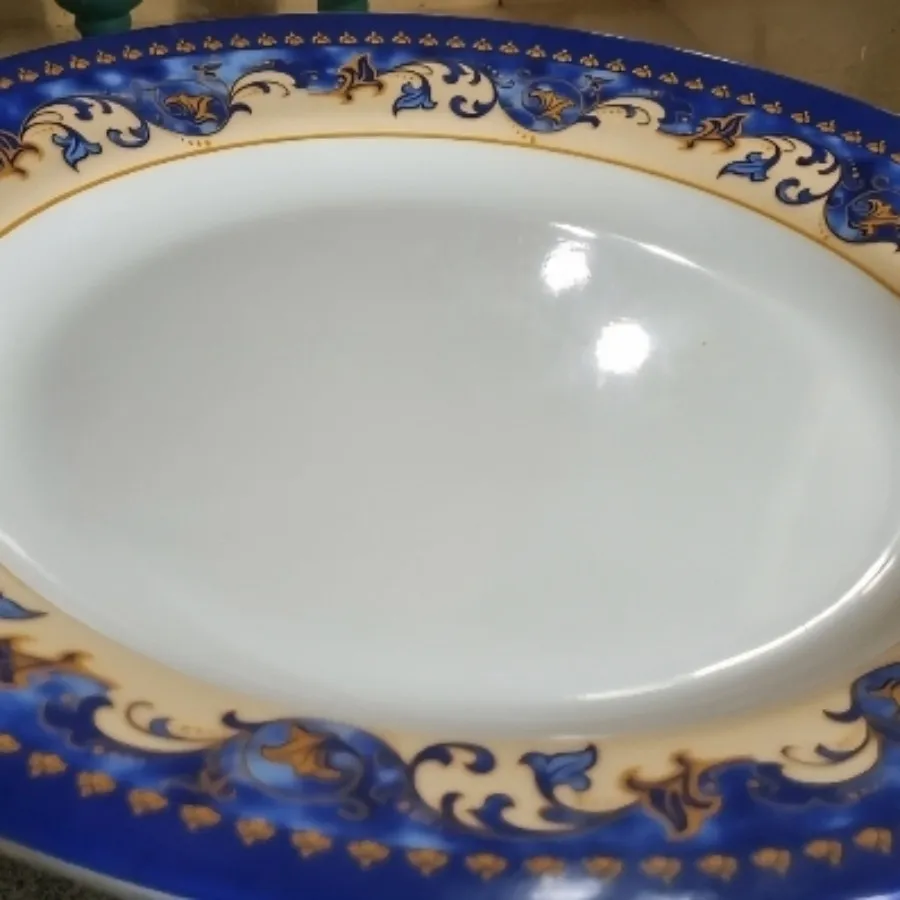 دیس گرد بزرگ و کاسه آش