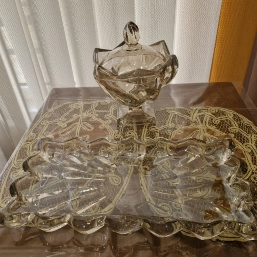 شکلات خوری و شیرینی خوری