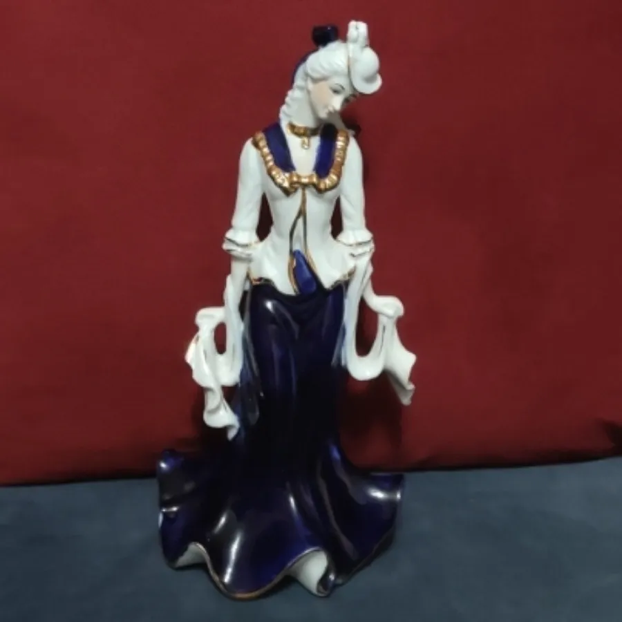 مجسمه زن فرانسوی