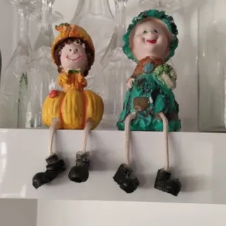 مجسمه با پاهای آویزان