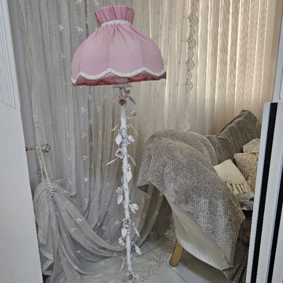 آباژور ایستاده