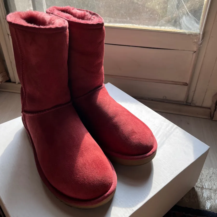 بوت آگ UGG زرشکی