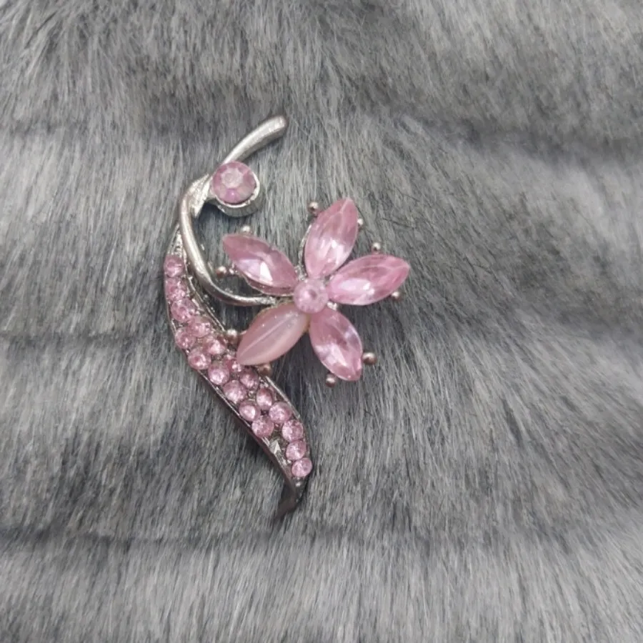 سنجاق سینه/  گل سینه