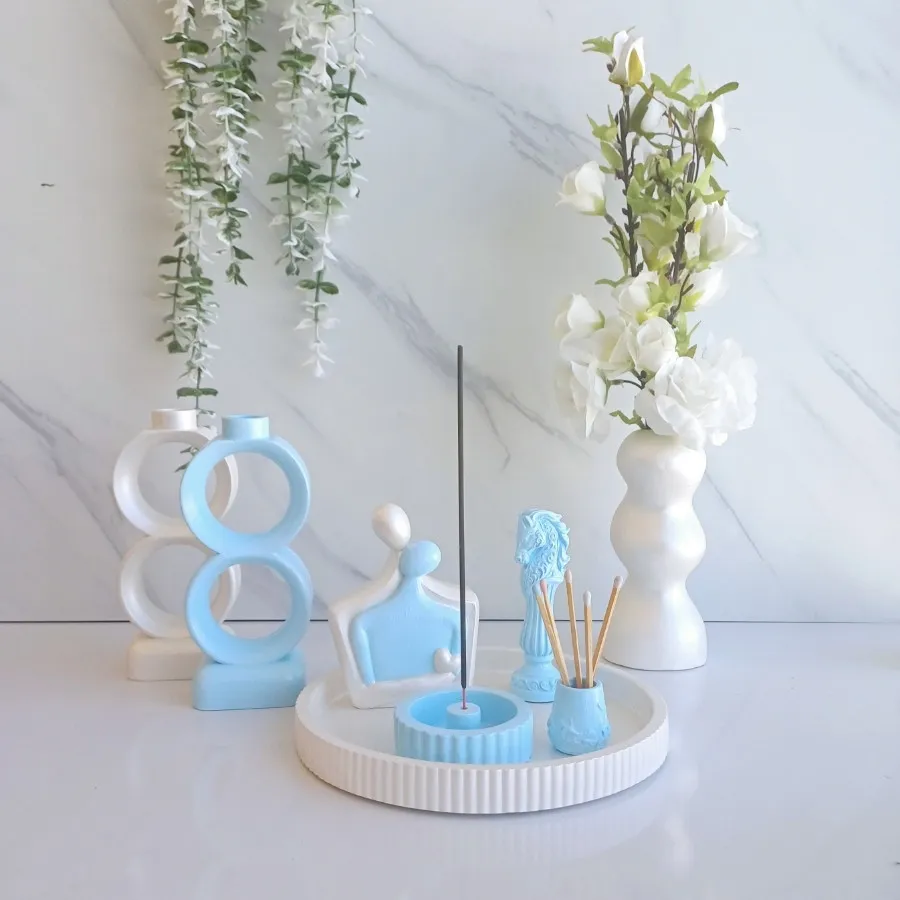 دکوری آبی ،گلدان و شمعدان