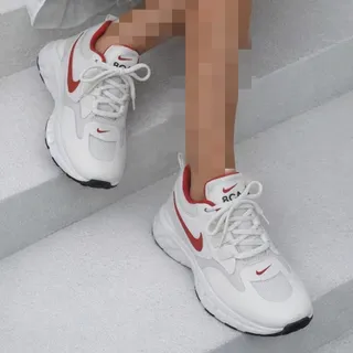 کتونی سفید قرمز