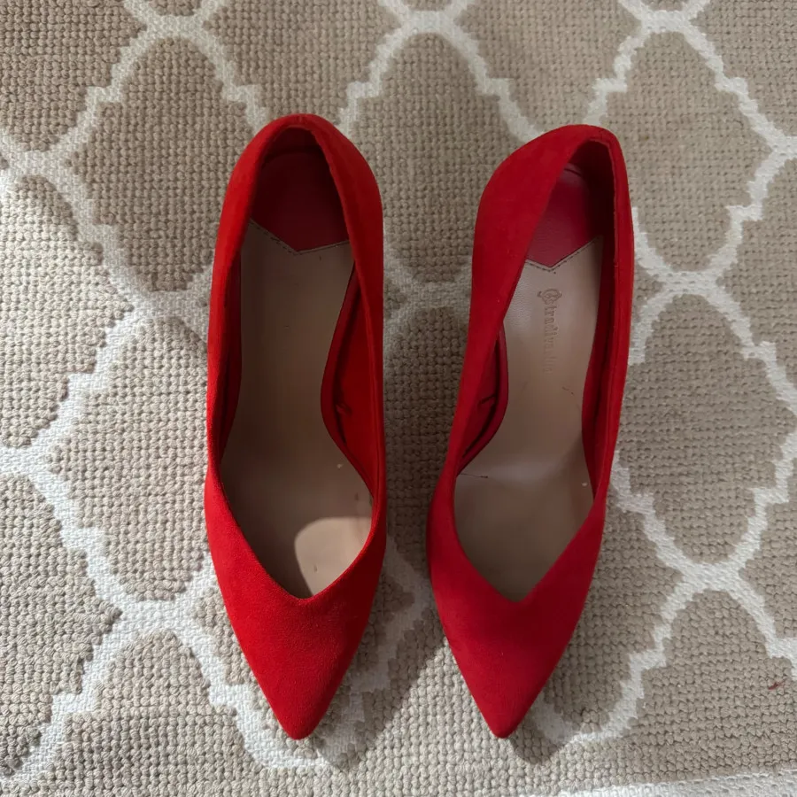کفش قرمز استرادیواریوس