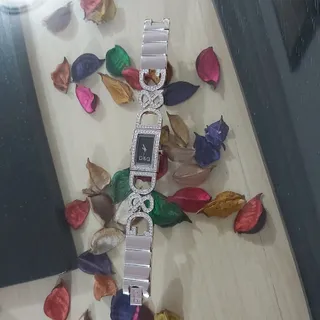 ساعت نگین دار