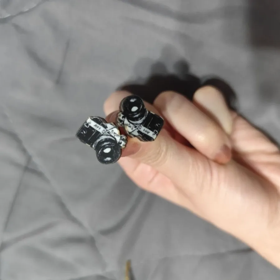 گوشواره طرح دوربین چوبی