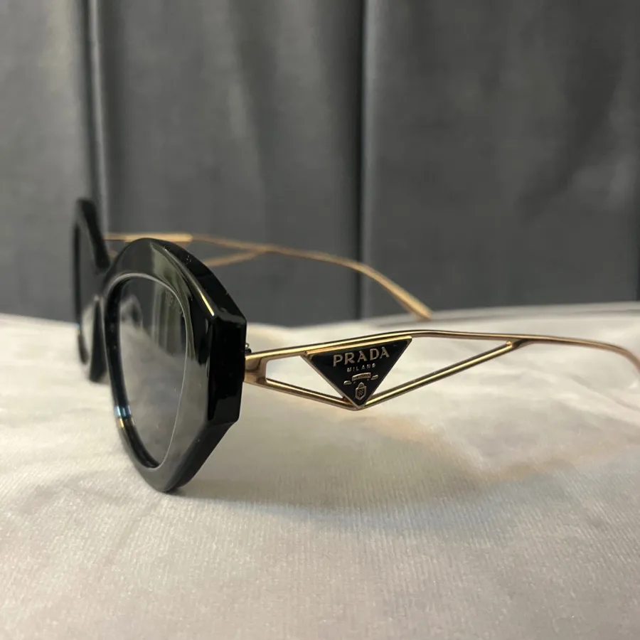 عینک آفتابی پرادا
